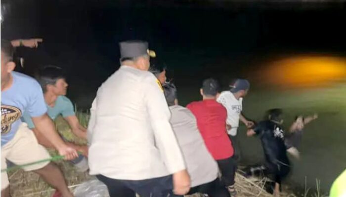 Mobil Pickup Bawa Pekerja Buruh Bangunan Terjun ke Sungai, 1 Tewas 12 Selamat