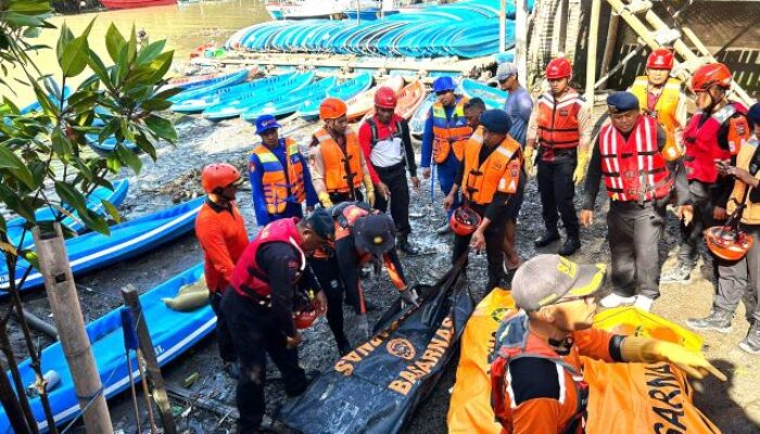 Pasca Banjir di Bali, Polisi Turun Bantu Warga Bersih-Bersih Lokasi Bencana Akibat Alih Fungsi Lahan