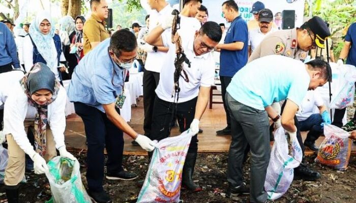 Gubernur Banten Andra Soni Gotong Royong Bersihkan Sampah pada World Clean Up Day 2025