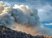 Lontarkan Abu Vulkanik 1000 Meter, Gunung Dukono Status Waspada