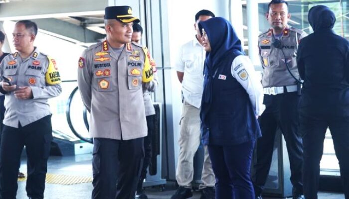 Antisipasi Aksi di Jakarta, Polres Metro Bekasi Lakukan Penyekatan di Stasiun Cikarang