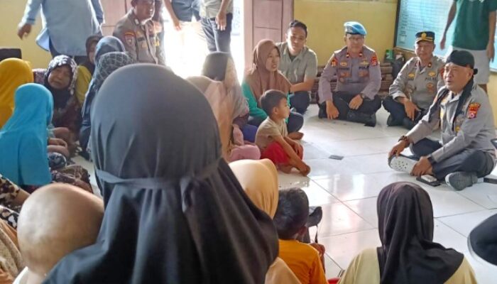 Kapolres Serang Berikan Puluhan Sembako dan Door Prize kepada Emak-Emak