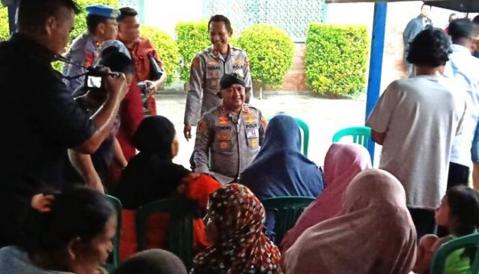Kapolres Serang Sambangi Warga Nambo Korban Banjir dan Bantuan Sembako