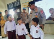 Bagikan Buku Agama, Kapolres Serang Sampaikan Pesan Kepada Guru agar Kegiatan Belajar Ditingkatkan