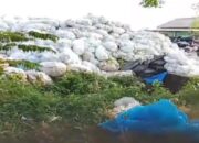 Limbah Plastik Menggunung di Bantaran Sungai Desa Sukajadi Bekasi Cemarkan Lingkungan