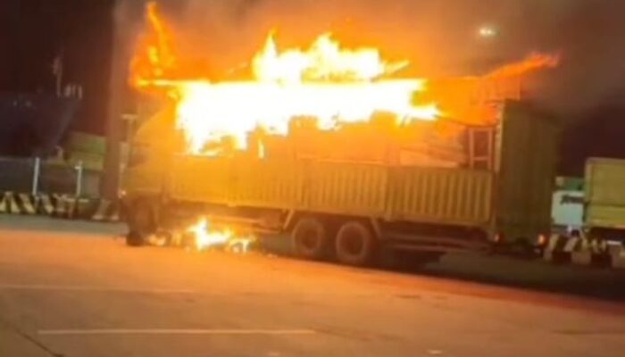 Truk Ekspedisi JNE Ludes Terbakar di Pelabuhan Merak