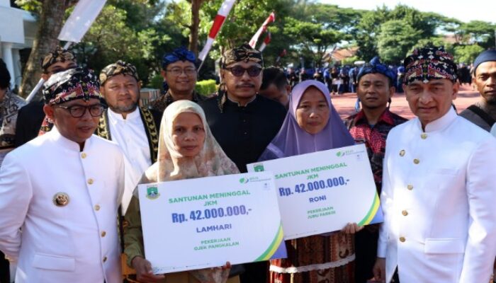 HUT Provinsi Banten ke 25, Gubernur Andra Soni Serahkan Penghargaan dan Santunan bagi Pekerja Rentan