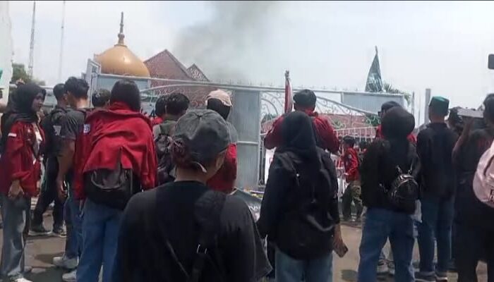 Mahasiswa Geruduk Kantor Bupati Serang, Desak Pemerintah dan DPRD Ungkap Kasus Mark’up Website Desa