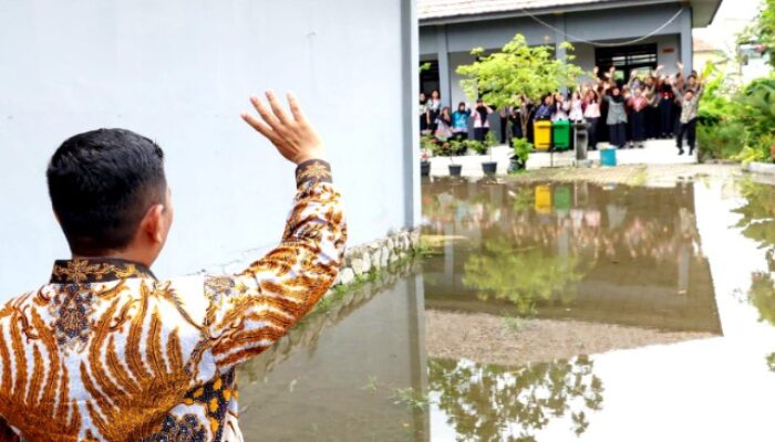 SMAN 15 Kota Tangerang Kerap Banjir, Gubernur Andra Soni Siapkan Opsi Rehabilitasi atau Relokasi