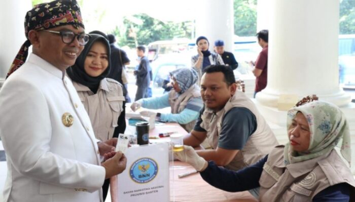 Momen HUT Ke-25 Provinsi Banten, Gubernur Andra Soni Beri Teladan Peserta Pertama Ikut Tes Urine ASN