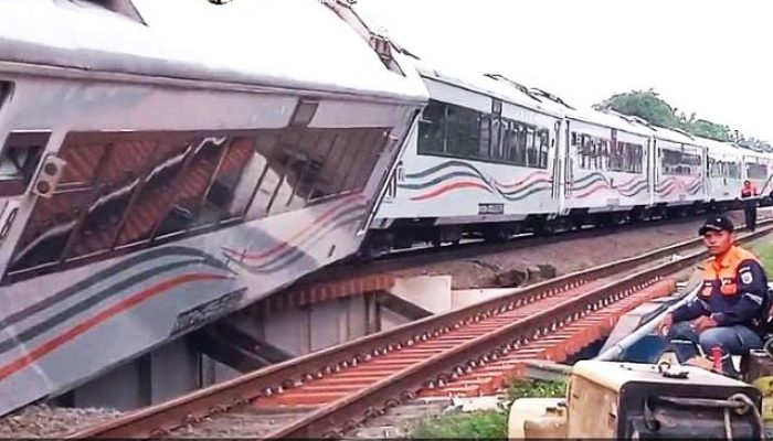 KAI Minta Maaf, 6 Perjalanan Kereta Api Terlambat Dampak Anjloknya KA Purwojaya di Bekasi 