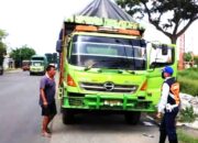 Dishub Tangerang Tindak Tegas Truk Parkir Liar di Bahu Jalan