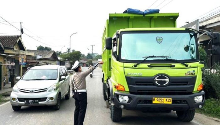 Jaga Kamseltibcarlantas, Polres Serang bersama Dishub Penyekatan Kendaraan Tambang