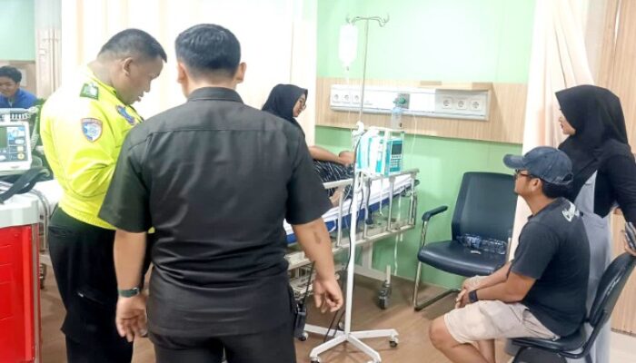 Tabrakan Mobil Truk vs Angkot di Jalan Raya Kaserangan Serang Banten, Supir dan Penumpang Dilarikan ke RS