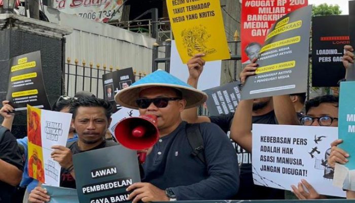 Aksi Solidaritas Dukung Tempo Melawan Gugatan Rp 200 Miliar oleh Menteri Pertanian Amran Sulaiman