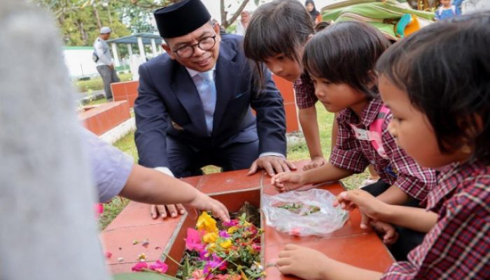 Bersama Pelajar dan Murid PAUD, Gubernur Banten Ziarah, Tabur Bunga di TMP Ciceri Serang