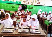 Guru dan Siswa-siswi SD di Desa Ciruas Bahagia Terima MBG Program Polres Serang Banten