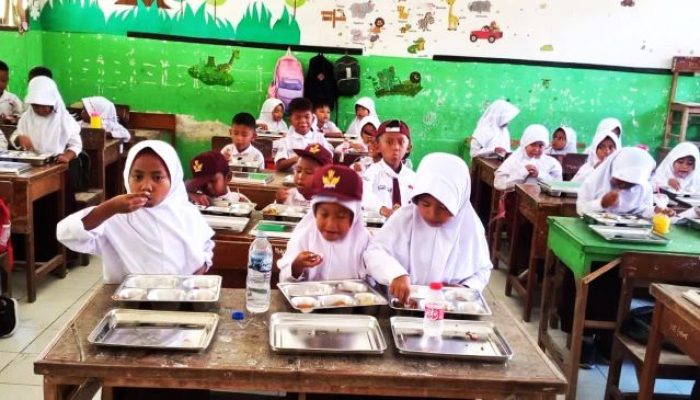 Guru dan Siswa-siswi SD di Desa Ciruas Bahagia Terima MBG Program Polres Serang Banten