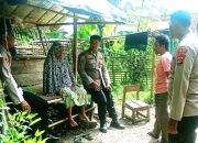 Melalui PECAK, Polsek Pamarayan Serang Banten Berikan Sembako Warga Menempati Gubuk Dekat Kandang Bebek