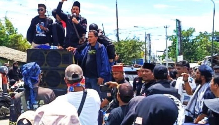 Aktifitas Truk Tambang Sangat Meresahkan, Ribuan warga Bojonegara Serang Banten bersama Mahasiswa Aksi Unjuk Rasa