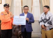 Gubernur Banten Salurkan Bantuan Kemanusiaan Rp1 Milliar dari PGRI untuk Korban Bencana di Sumatera