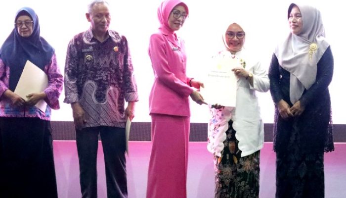 TP PKK Kota Bekasi Raih Predikat Terinovatif di Peringatan Hari Ibu ke-97 Jabar