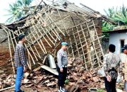 Polsek Carenang Serang Banten Berikan Bantuan warga yang Rumahnya Ambruk Akibat Lapuk dan Hujan