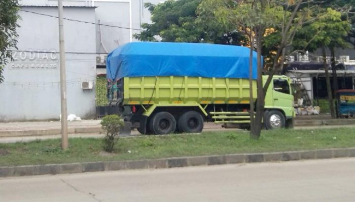 Memasuki Nataru 2026, Truk Tambang Masih Melintas di JLS Cilegon