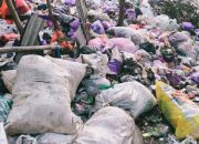 Limbah Pasar Menggunung di Tepi Sungai Comal, Pemdes Kandang Pemalang Jateng Dinilai Abai