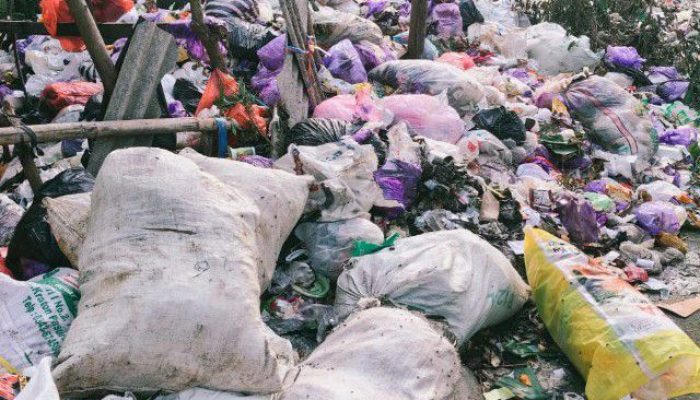 Limbah Pasar Menggunung di Tepi Sungai Comal, Pemdes Kandang Pemalang Jateng Dinilai Abai