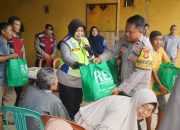Hari ke-3 Menjabat Kapolres Metro Bekasi, Kombes Pol Sumarni Serahkan 500 Paket Sembako Warga Desa Pasir Gombong