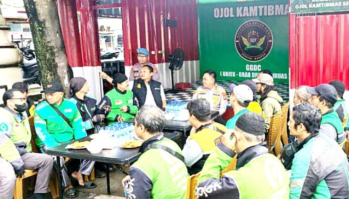 Kapolres Serang Ngariung dan Sarapan Bubur bersama Puluhan Ojol Kamtibmas