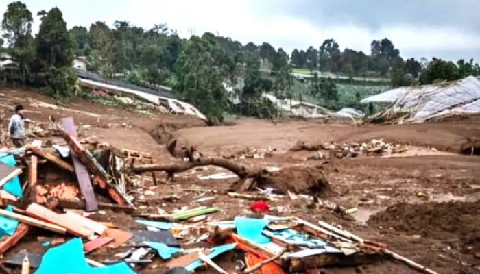 11 Korban Longsor Cisarua Terindentifikasi: Kementerian LH Terjunkan Tim Ahli, Polri Libatkan Unit Anjing Pelacak (K9)