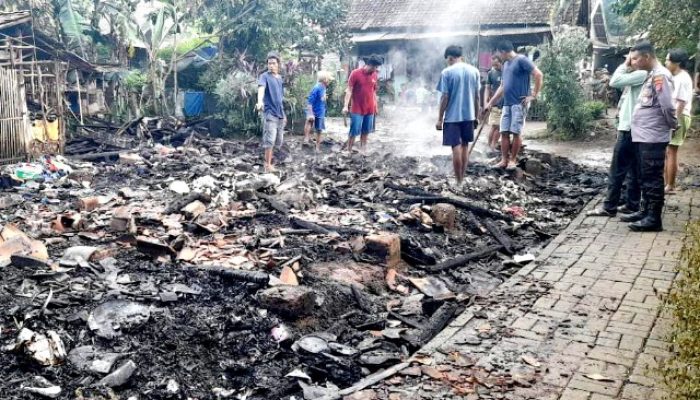 Rumah Warga di Serang Banten Ludes Terbakar, Kapolsek Cikeusal Gerak Cepat Datang dan Beri Bantuan