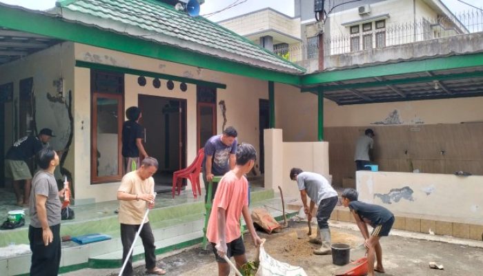 Warga Cacat Veteran Ciracas Serang Munggahan Sekaligus Bersih-bersih Musholla