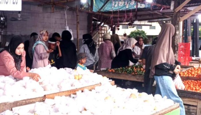 Lapak Buah-Buahan di Munjul Diserbu Pembeli saat Ngabuburit