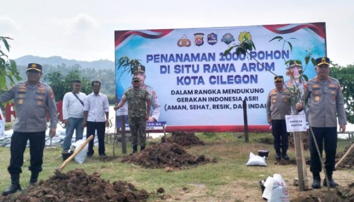 Kapolres Cilegon Dampingi Kapolda Banten Bersama Walikota Tanam 1000 Pohon di Atas Lahan Dua Hektar