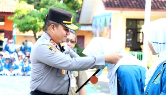 Polisi Peduli Pendidikan, Kapolres Cilegon Jadi Pembina Upacara dan Tanamkan Nilai Disiplin Sejak Dini