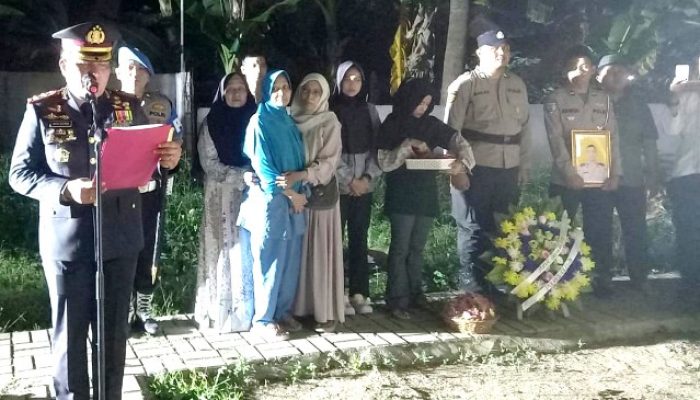 Kapolres Cilegon Polda Banten Pimpin Upacara Pemakaman Aipda Ade Johan di TPU Perumnas Ciracas