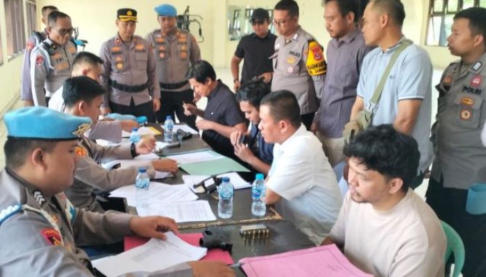 Pastikan Sesuai Prosedur, Wakapolres Cilegon Pantau Pemeriksaan Rutin Senpi Seluruh Anggota