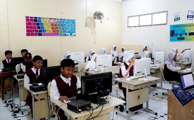 Siswa kelas VI SDN Sumampir, Kota Cilegon, Provinsi Banten sedang mengikuti pelaksanaan tes kemampuan akademik, pada hari Selasa tanggal 20 April 2026. (Foto : Daeng Yusvin)