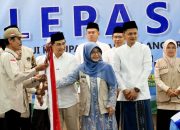 Wagub Dimyati Berikan Bendera Merah Putih Saat Melepas Jemaah Haji Kloter 13 Kabupaten Pandeglang