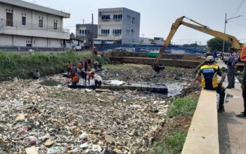 Cegah Banjir, DPUPR Kota dan Banksasuci Angkut 30 Ton Sampah Dari Kali Ledug Tangerang