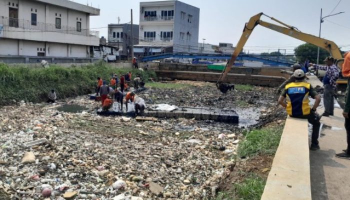 Cegah Banjir, DPUPR Kota dan Banksasuci Angkut 30 Ton Sampah Dari Kali Ledug Tangerang