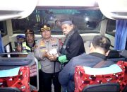 Kapolres Cilegon dan Unsur Forkopimda Melepas 13 Armada Bus Buruh ke Jakarta