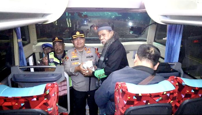 Kapolres Cilegon dan Unsur Forkopimda Melepas 13 Armada Bus Buruh ke Jakarta