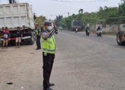 Resahkan Warga, Polisi Tertibkan Truk Parkir di Bahu Jalan