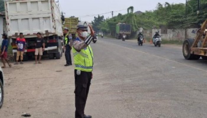 Resahkan Warga, Polisi Tertibkan Truk Parkir di Bahu Jalan
