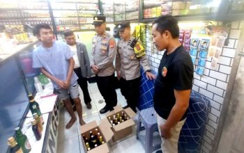Ingin Menekan Gangguan Kamtibmas, Polsek Cikeusal Razia Warung Penjual Miras Amankan Puluhan Botol