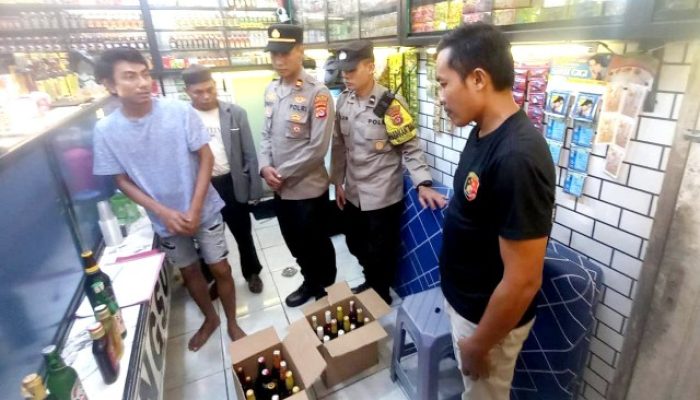 Ingin Menekan Gangguan Kamtibmas, Polsek Cikeusal Razia Warung Penjual Miras Amankan Puluhan Botol